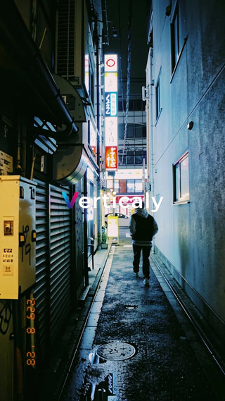 路地裏を歩く人