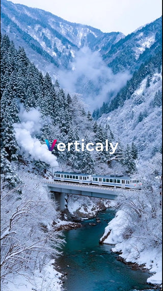 雪景色の中、列車が走る