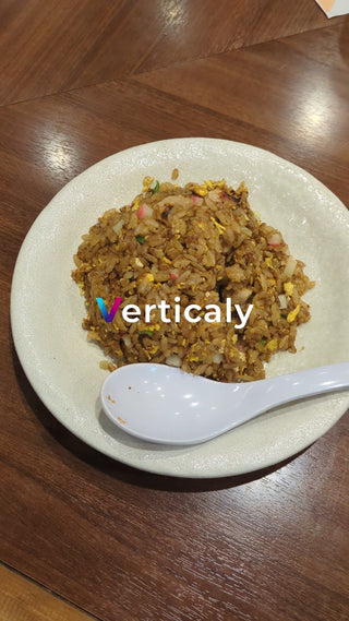 炒飯と白いスプーン