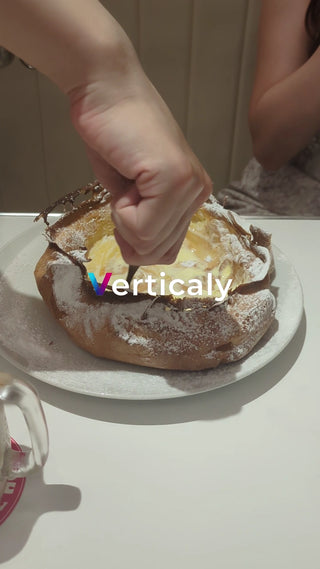 出来立てパンケーキをカット