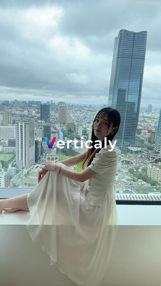 都会の眺望、窓辺の女性