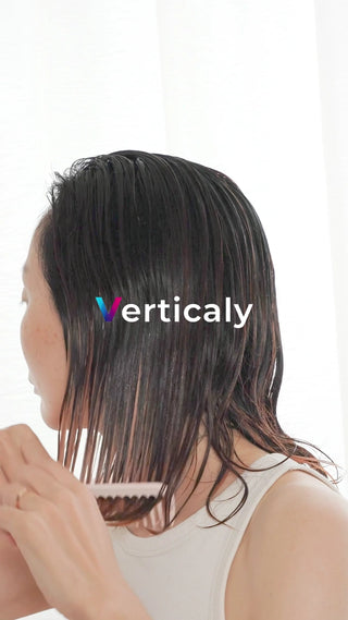 髪を梳かす女性