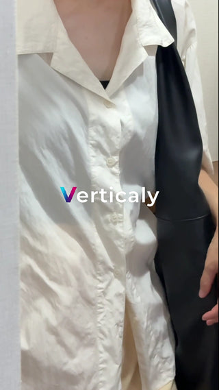 白シャツ姿の女性