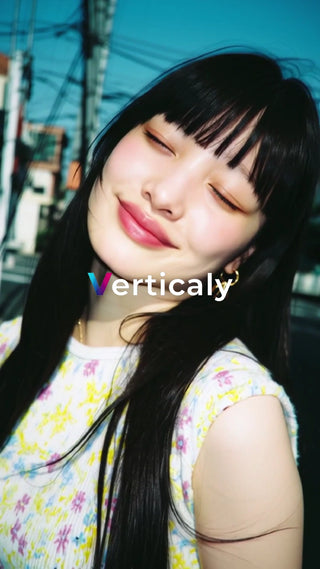 微笑む女性、午後の日差し