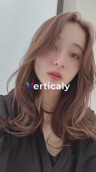 透明感溢れる女性、カフェで過ごす