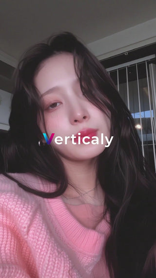 ピンクニットと黒髪