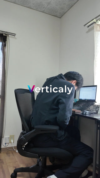 PC作業中の男性、集中する姿