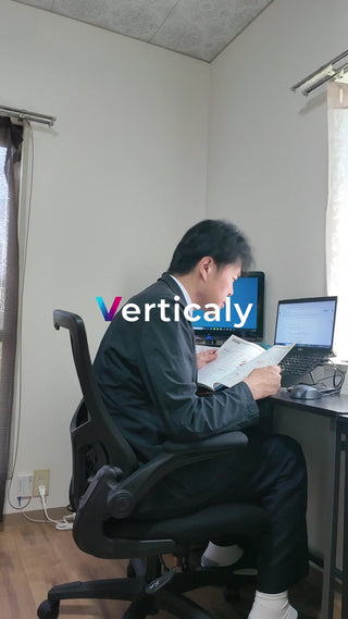 PC作業中の男性、集中する姿