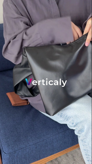 黒バッグ、都会を歩く