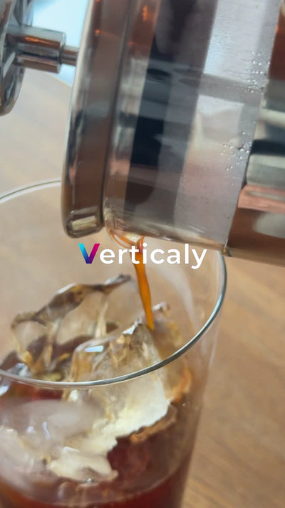 氷とコーヒーを注ぐ