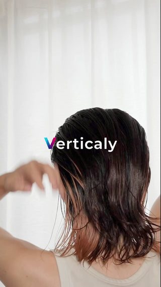 濡れた髪、後ろ姿の女性