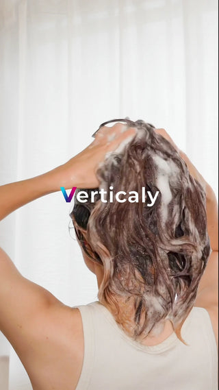 シャンプー中の髪、泡まみれ