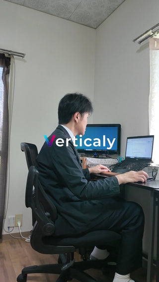 PC作業中の男性、集中する姿