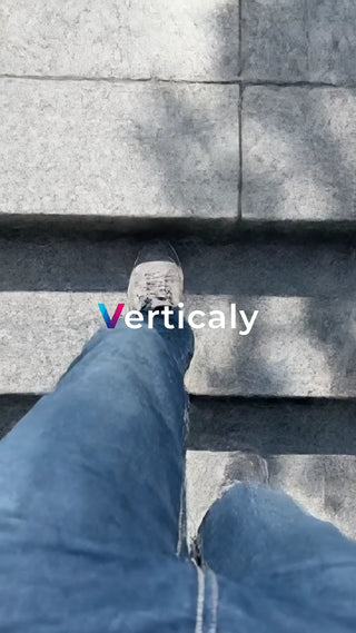 階段を上る足元