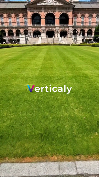 広大な芝生と壮麗な建物