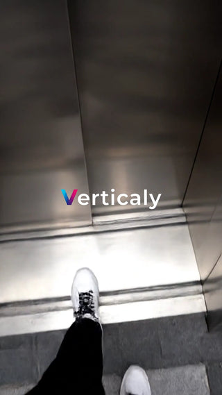 エレベーターに乗る女性