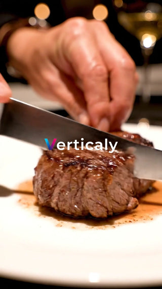 ステーキをカット、贅沢な時間