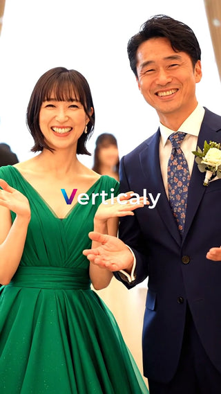 笑顔でポーズする二人