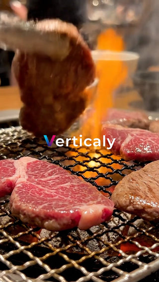 網焼きステーキ、炎と肉