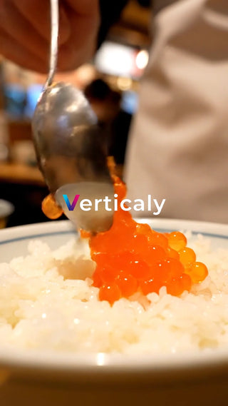 イクラ丼、ご飯に盛り付け