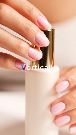 ピンクネイル、ボトルを持つ