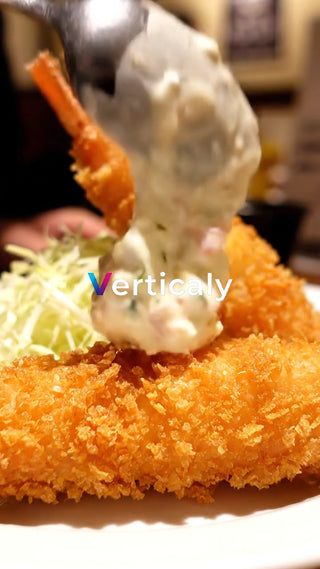 揚げ物にソースをかける瞬間