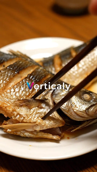 魚料理、箸でほぐす