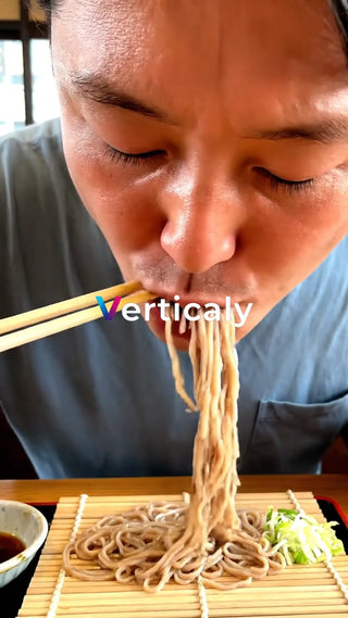 蕎麦をすする瞬間