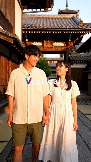 手をつなぐ二人、古都散策