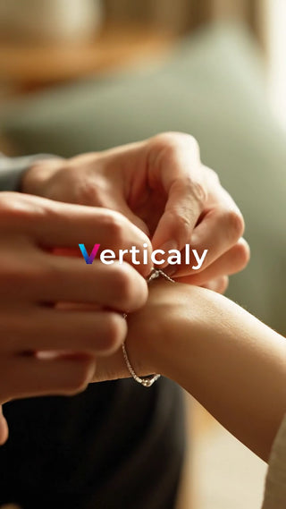 手首にブレスレットを