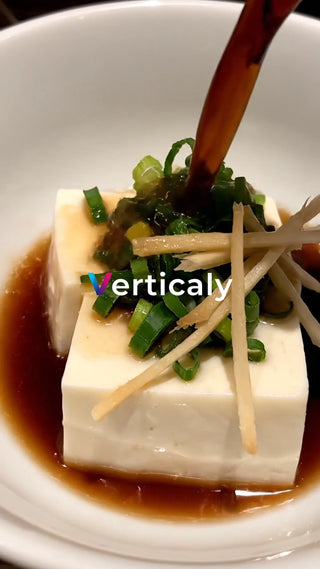 豆腐と薬味、醤油を注ぐ