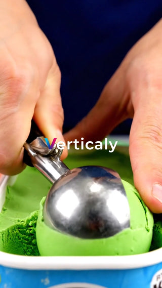 抹茶アイスをすくう瞬間