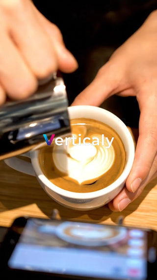 ラテアートを作る瞬間