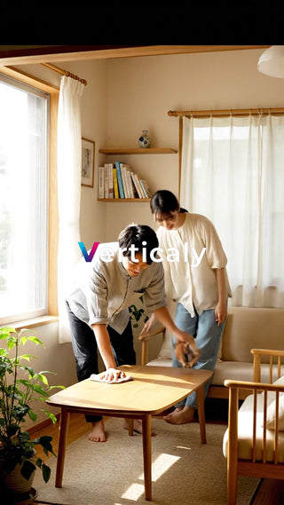 テーブルを拭く二人