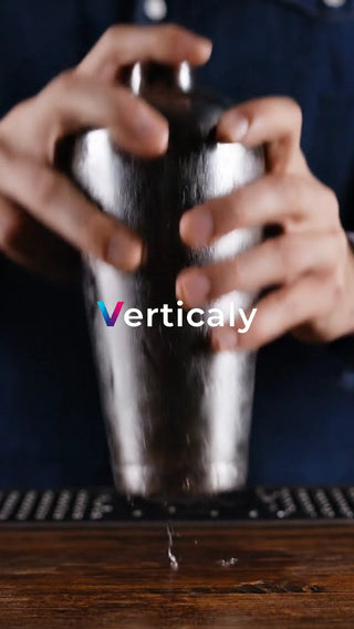 カクテルを作る、バーの風景