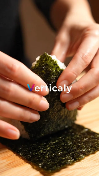 海苔で包むおにぎり