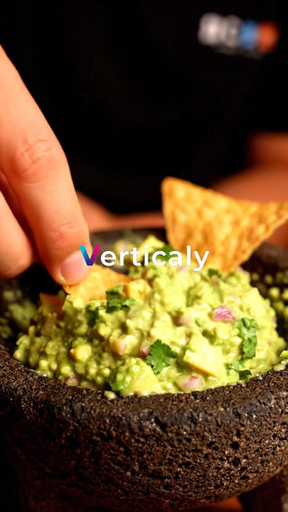 アボカドディップを食べる