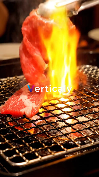 炎が燃える、焼肉の瞬間