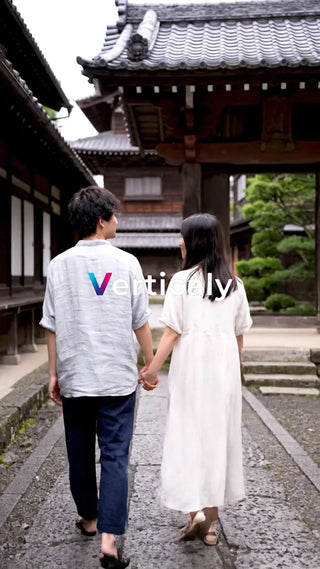 手をつなぎ歩く二人