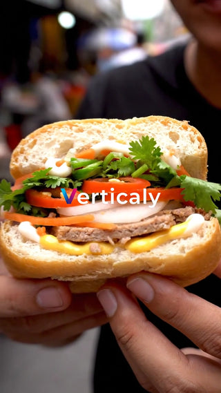 バインミーを頬張る瞬間