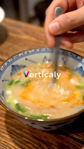 手作りの卵スープを混ぜる