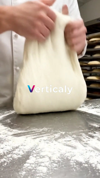 パン生地を伸ばす、作業風景