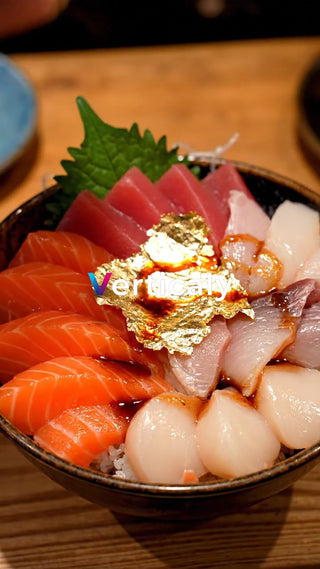 豪華海鮮丼、金箔の輝き