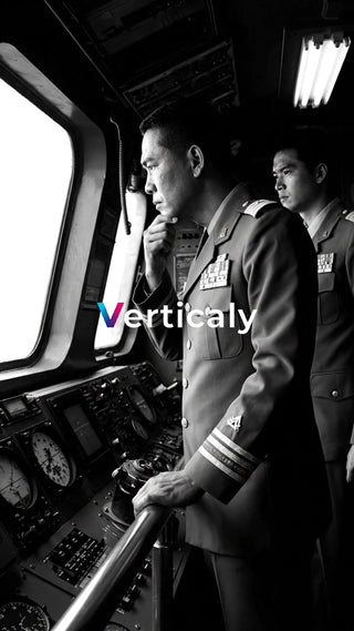 軍服姿の士官、窓から外を