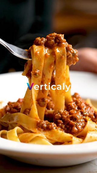 熱々パスタ、フォークで持ち上げ