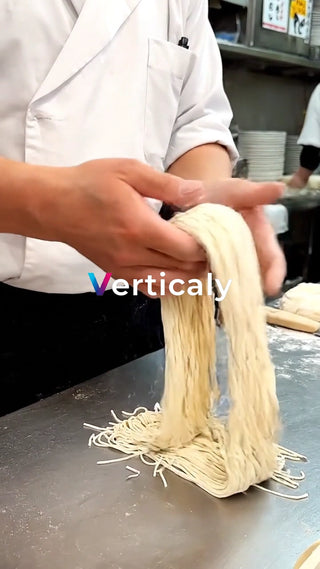 麺を扱う料理人の手つき