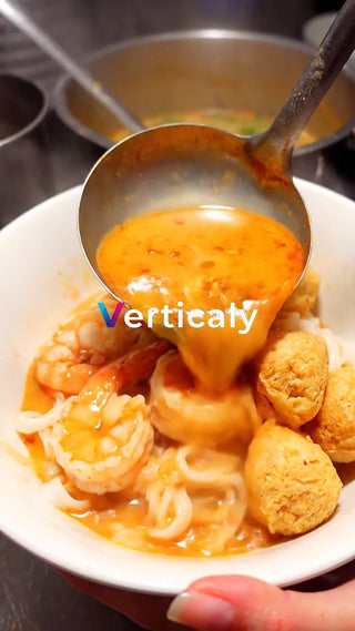 熱々のスープを注ぐ