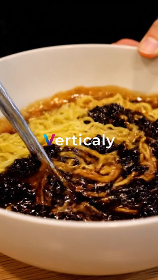 醤油ラーメンをすする