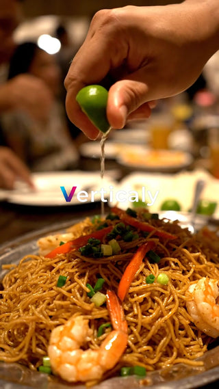 麺にレモンを絞る