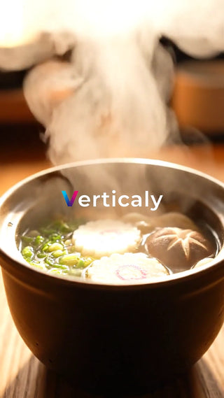 湯気の立つ温かい蕎麦